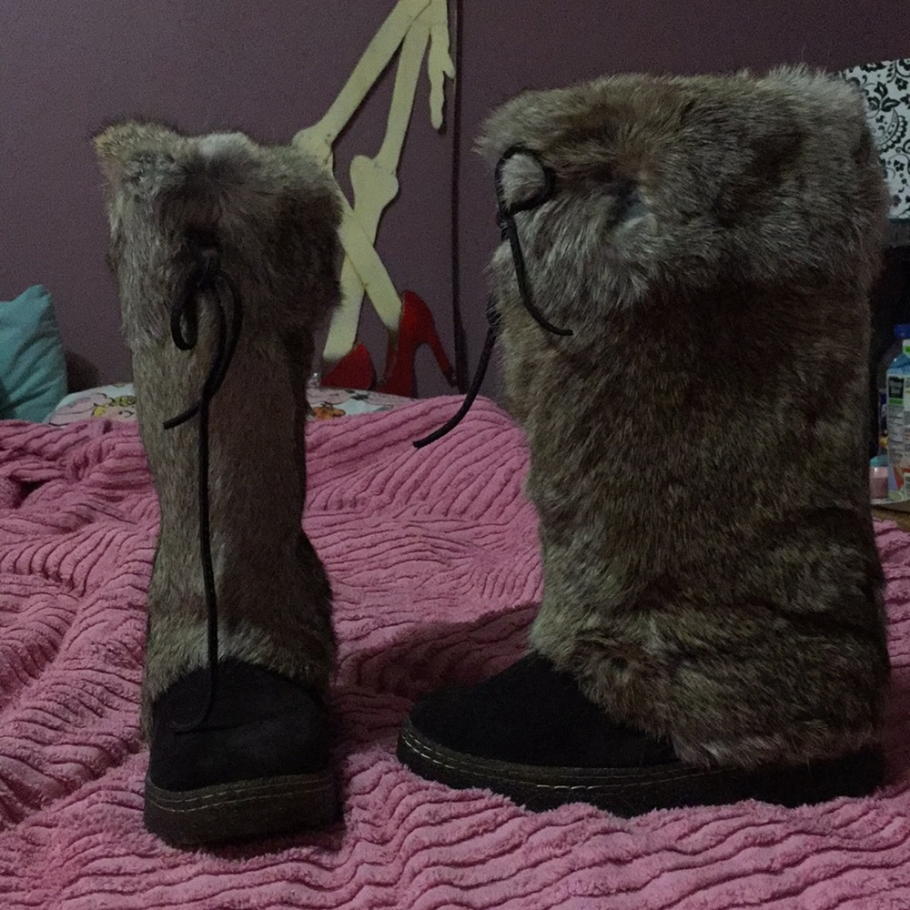 Size 6 Bearpaw boots! Super fluffy and cute!